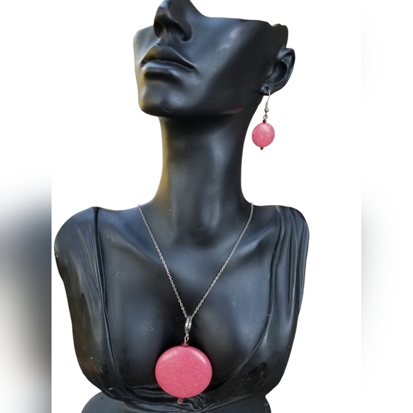 VINTAGE HOT PINK DYED HOWLITE STONE PENDANT NECKLACE & EARRINGS SET - Picture 1 of 8